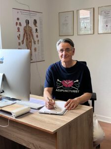 Heilpraktiker am Besprechungstisch in einer Beratungssituation.